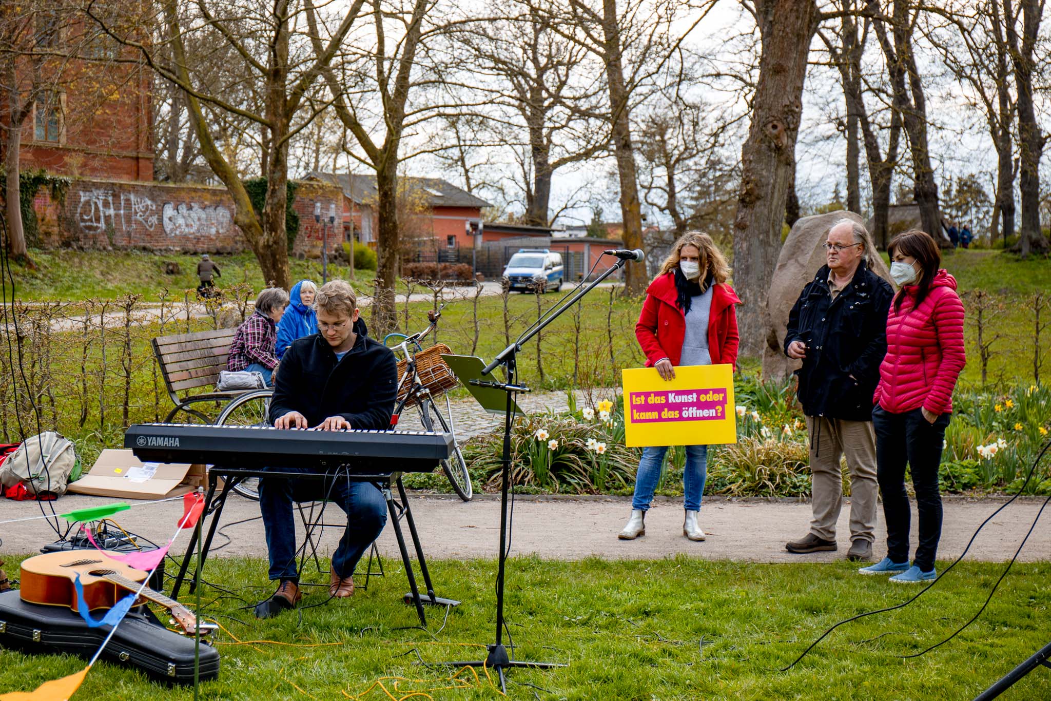 Ein Musikstück wird auf der Demonstration vorgespielt