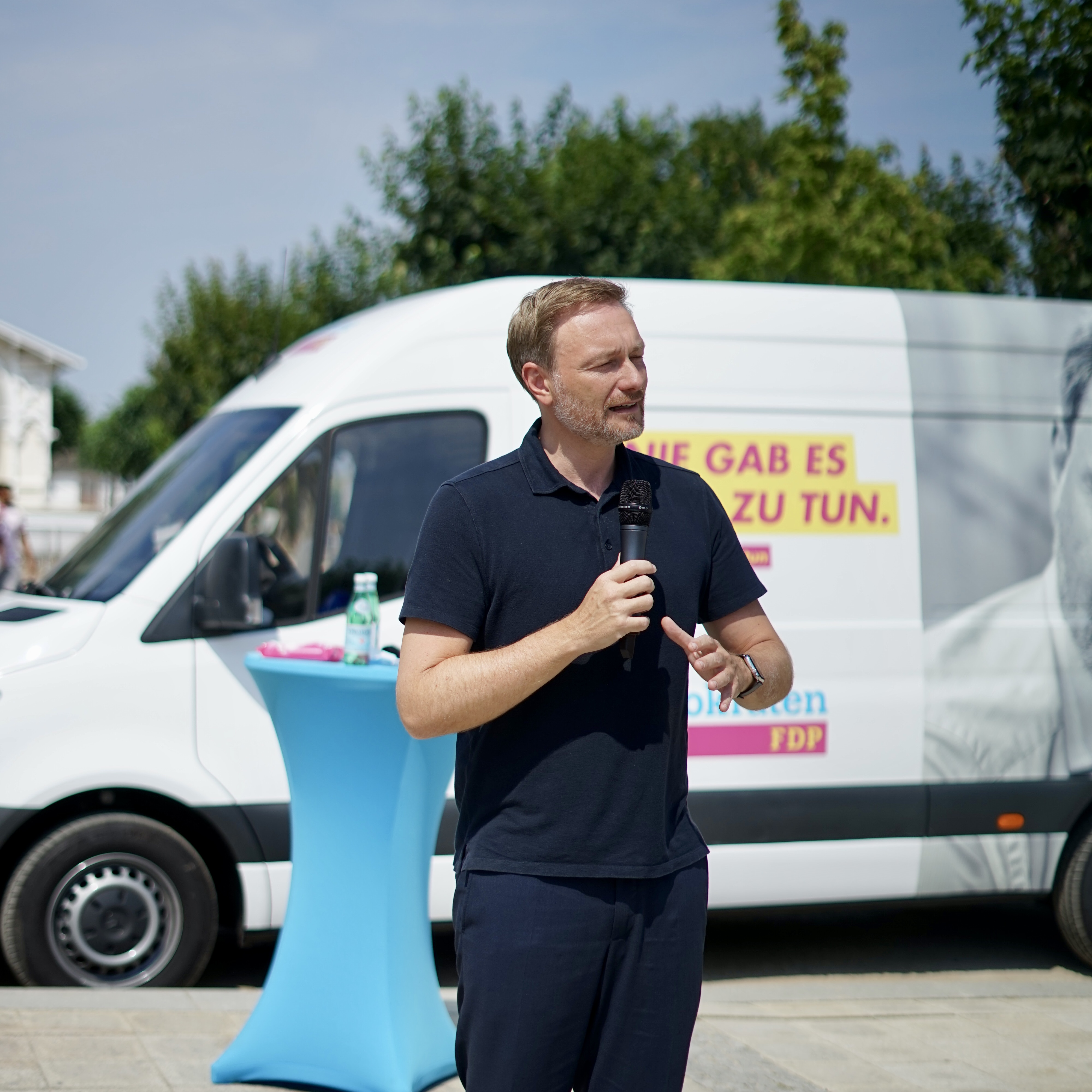 Christian Lindner vor dem Tourbus