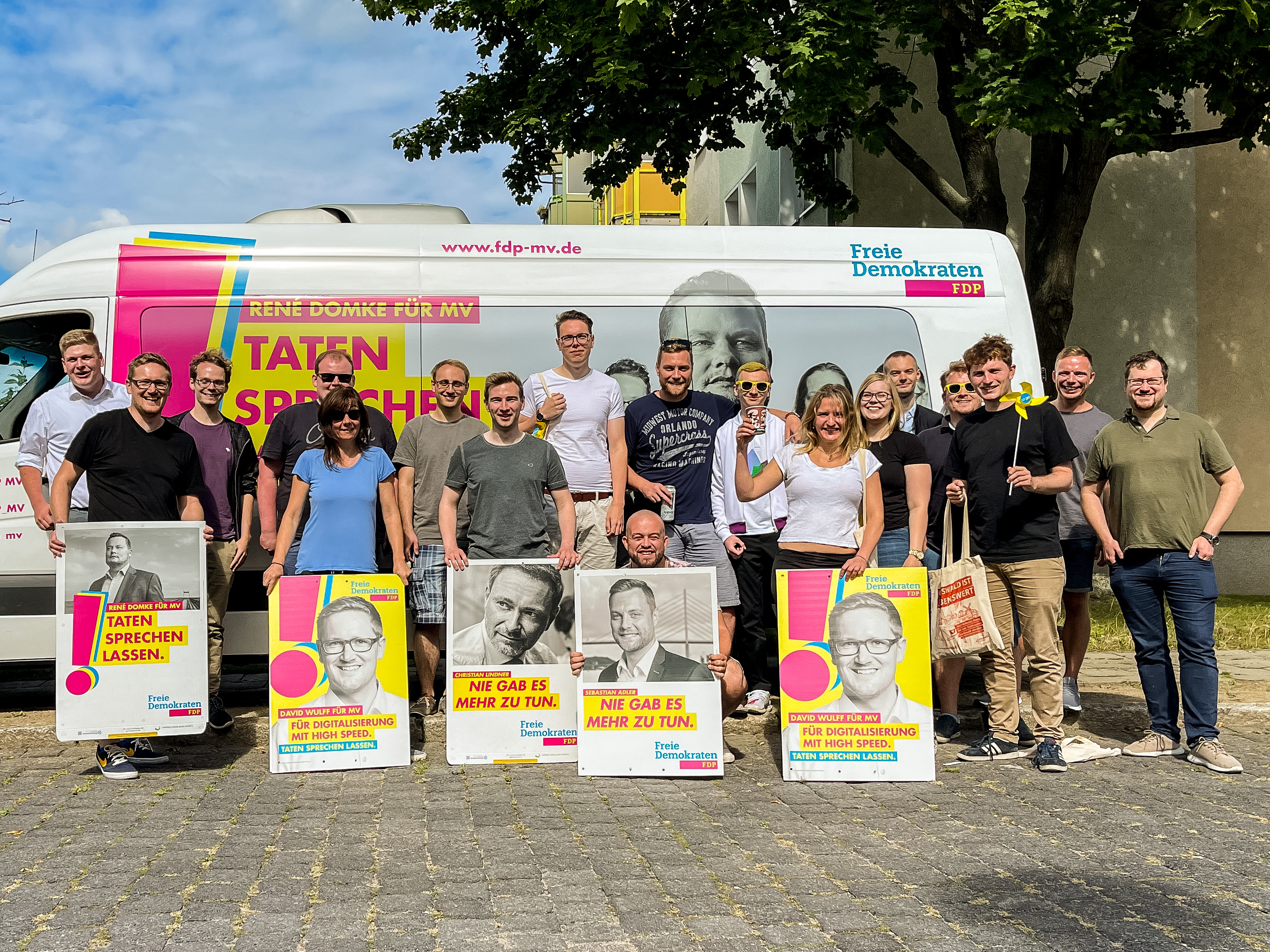 Gruppenfoto vor dem Tourbus
