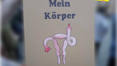 Foto mit einem Plakat
