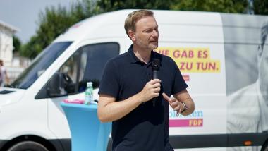 Christian Lindner vor dem Tourbus