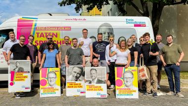 Gruppenfoto vor dem Tourbus
